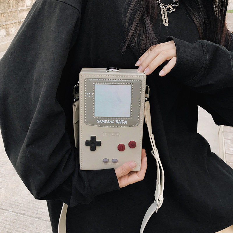 حقيبة كتف صغيرة بتصميم وحدة تح - مراجعة Retro Gaming Handheld وسعره