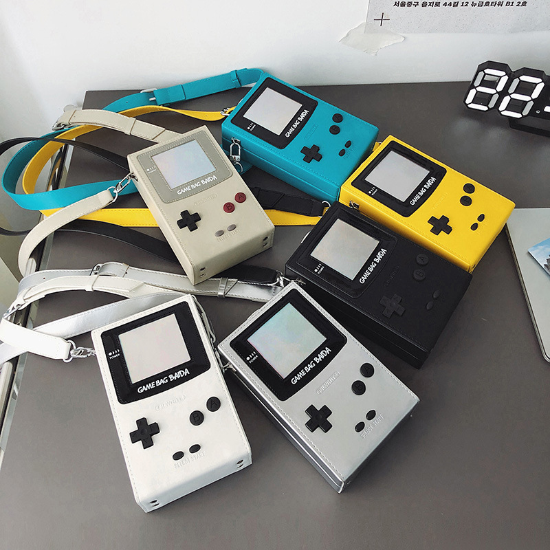 حقيبة كتف صغيرة بتصميم وحدة تح - مراجعة Retro Gaming Handheld وسعره
